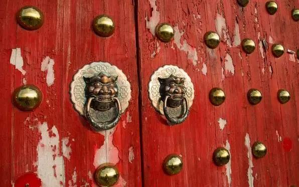 絲綢千里系，文化國品強，沉寂千年墨，綻放中國紅！