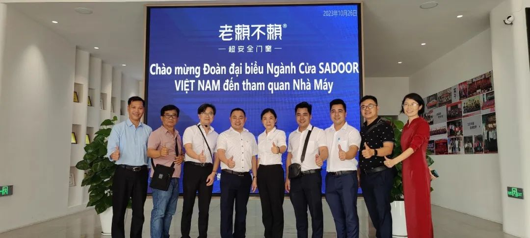 越南門窗協(xié)會(huì)領(lǐng)導(dǎo)一行，走進(jìn)老賴不賴智能制造生產(chǎn)基地參觀交流！
