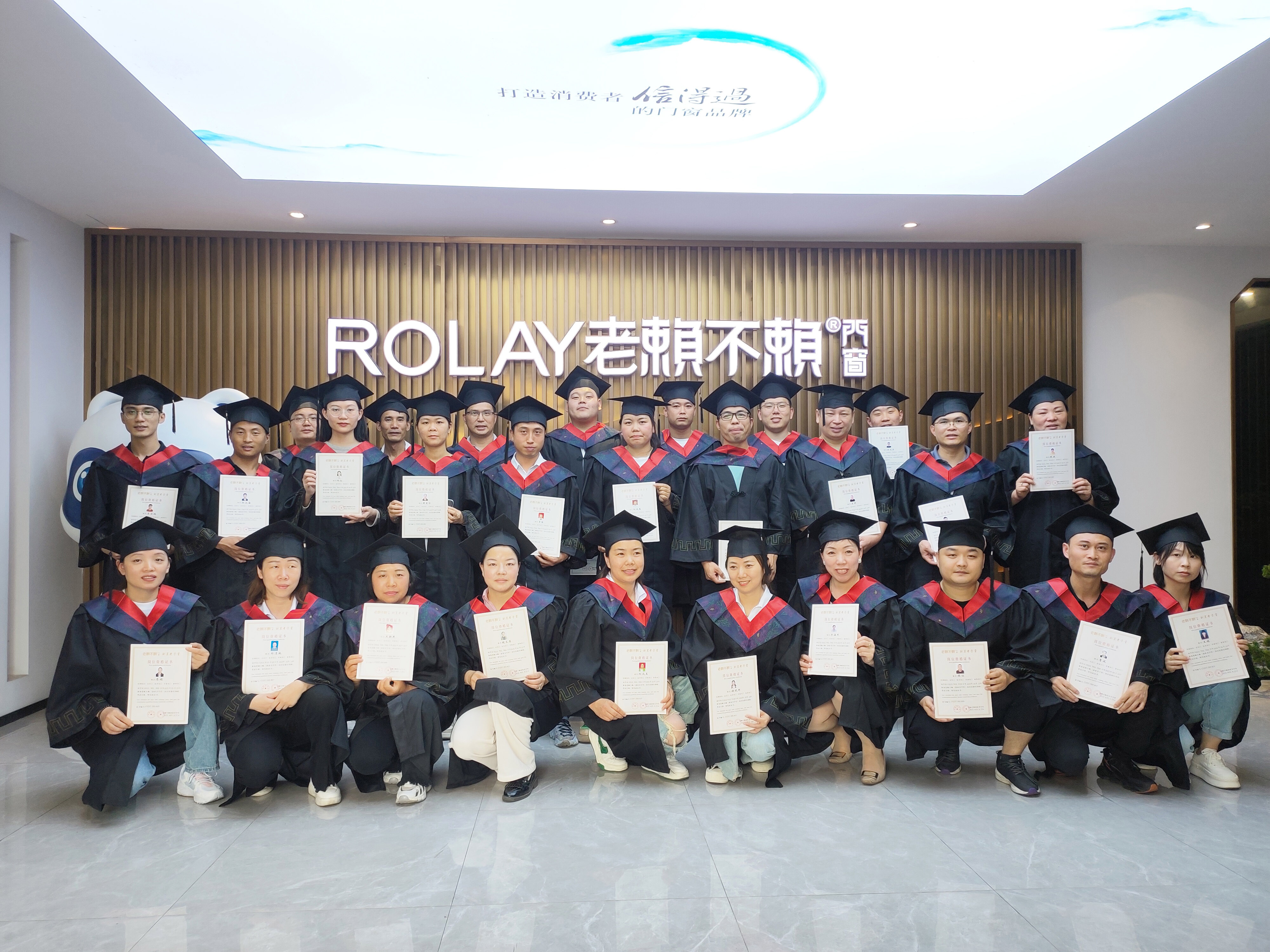 1684291190857193.jpg 學士帽合影1jpg.jpg